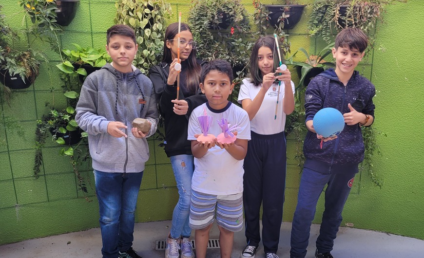 Brincadeiras indígenas no alvo da escola