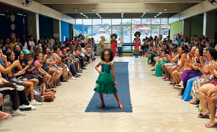 Desfile em escola exalta a beleza negra