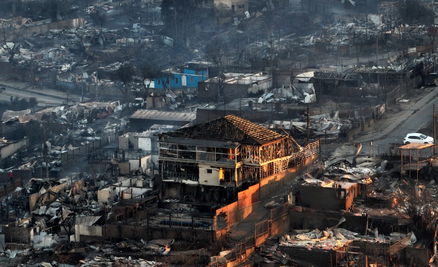 Incêndio florestal devasta regiões turísticas no Chile