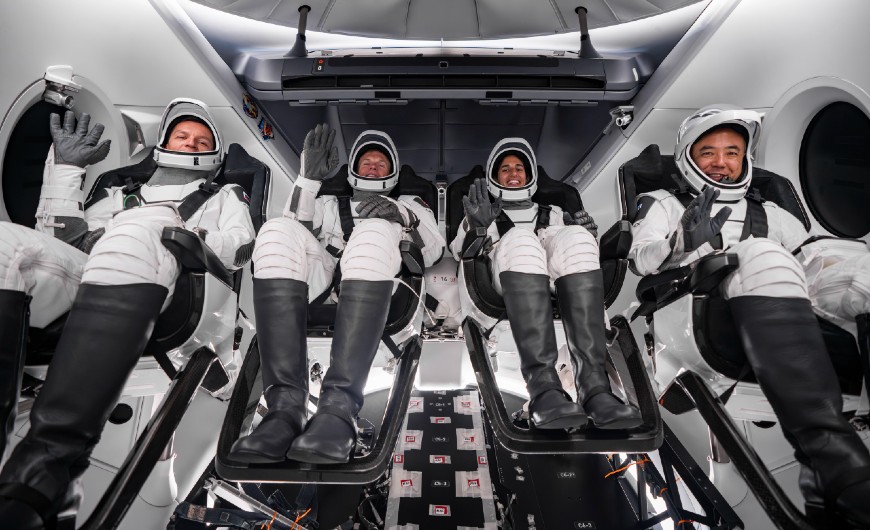 SpaceX envia foguete com três astronautas e um cosmonauta ao Espaço