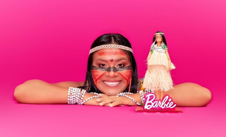 Em seu aniversário de 65 anos, Barbie homenageia indígena brasileira