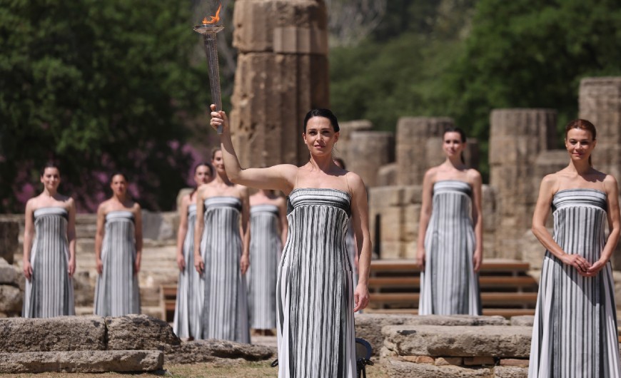 A cem dias do início dos jogos, tocha olímpica é acesa na Grécia