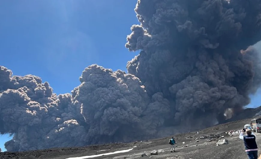 Imagem Etna entra em erupção