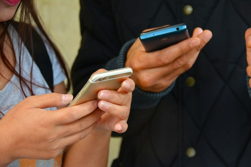 Imagem Cerca de 78% das crianças têm o próprio celular e ficam até duas horas online