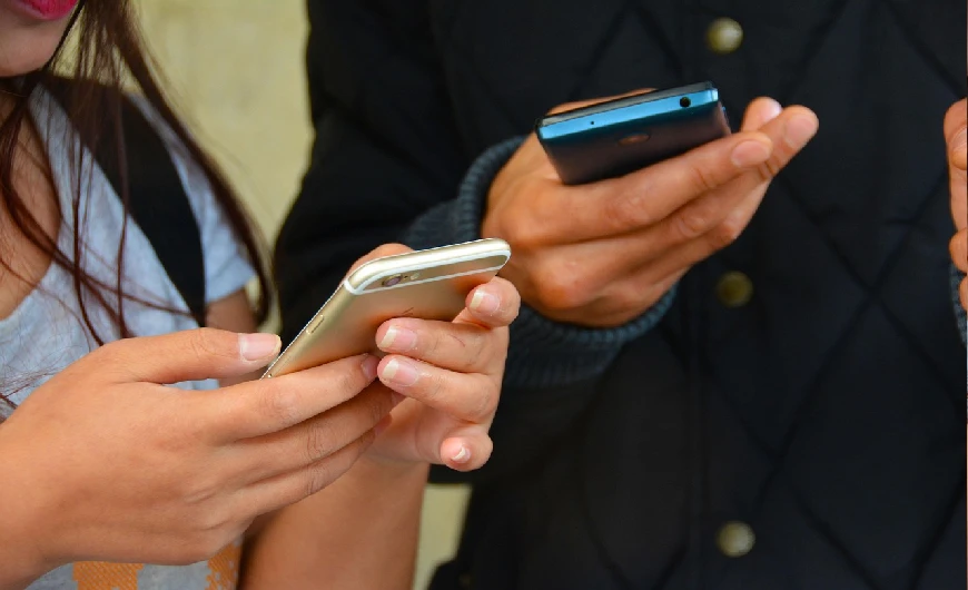 Imagem Senado aprova restrição de celulares nas escolas