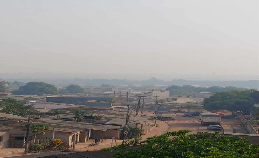 Imagem Fumaça altera a cor do céu em Santarém