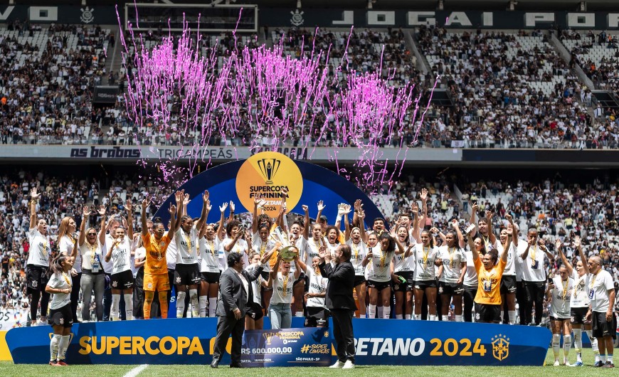 Meninas do Corinthians vencem Supercopa contra o Cruzeiro