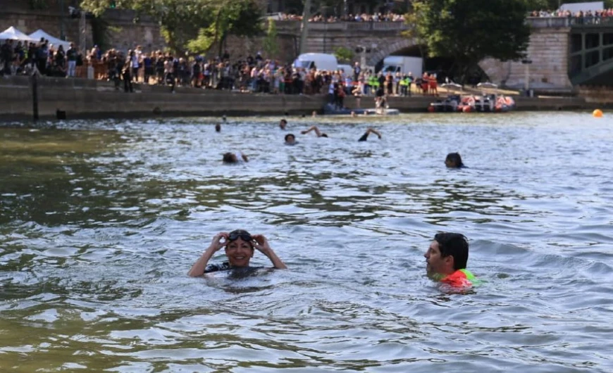 Imagem Prefeita de Paris mergulha no Rio Sena